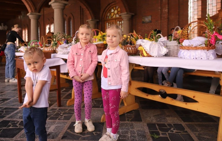 Wielkanocne tradycje. Tłumy wiernych ze święconką w Licheniu
