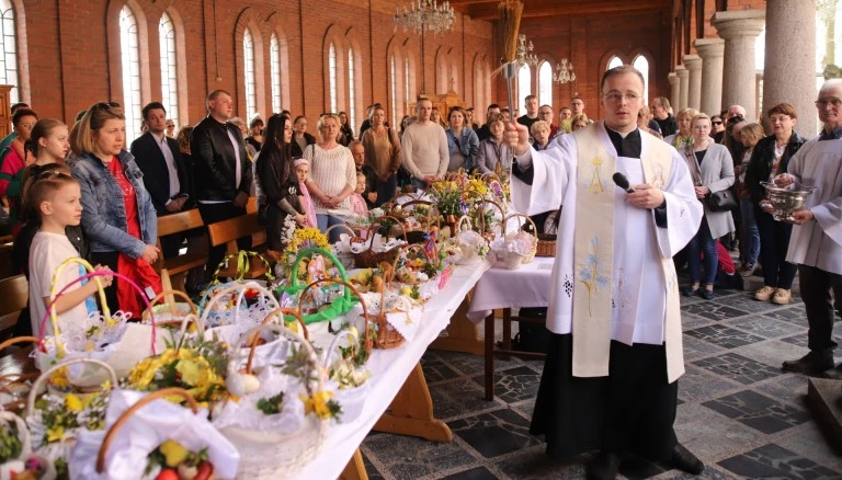 Wielkanocne tradycje. Tłumy wiernych ze święconką w Licheniu